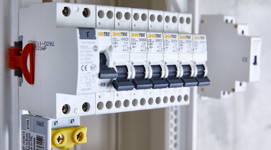 Appareillage modulaire et peigne